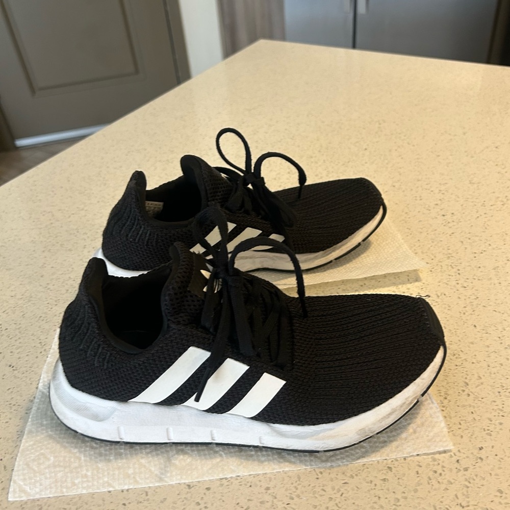 Adidas swift run size 8 black and white